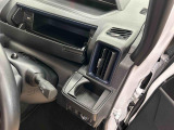 運転席にはドリンクホルダー完備!収納スペースもあって使い勝手良し!!