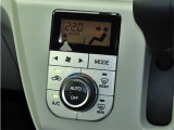 オートエアコンを装備しておりますので、四季を通じて車内を快適な温度に保つことが出来ます!高級感が有りますね!