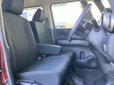運転席からの視界は広く、運転操作もスムーズに行えます。シートの形状が体にフィットし、長時間のドライブでも快適に過ごせます。