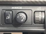 【電動格納ミラー】サイドミラーは電動格納式となっており、狭い駐車場でもキズがつくリスクを抑えられます。