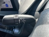 【オートワイパー(AUTO)】雨が降り出した時に、雨滴検出用センサー(レインセンサー)が雨滴を感知すると、自動でワイパーが動作します。