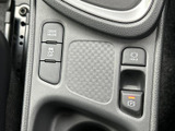 握りやすいステアリングが、快適な運転操作をサポートします。操作性にも優れ、より安全なドライブを可能にします。