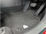内装工程では、中古車を気持ちよくお乗りいただけるよう清掃しております。