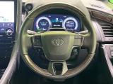 インテリアに合わせたデザインのステアリングは、運転される方のことも考え、運転しやすい形状、大きさです。是非一度、実際に触ってお確かめください。