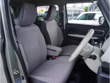 【清潔感のある運転席&助手席】隅々までクリーニングの行き届いた運転席&助手席。目立ったシミや汚れ等もございません。