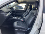 前席は左右にゆとりをもって配置され、運転席から助手席まで見渡しやすい室内です。落ち着いた色合いのシートで、乗車時の視界や座り心地を実車でお確かめください。