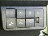 安全支援や駐車時に役立つ機能などのスイッチがまとまり、必要な項目を確認しやすい配置です。運転席から手の届く範囲に集約され、日々の運転を支える装備がそろいます。