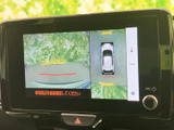 狭い場所での駐車も安心。後方の状況をわかりやすく確認できるので、安全な運転をサポートします。