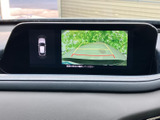 後方の映像に加えて車両周辺の情報も画面で確認でき、駐車時の安全確認をサポートします。目安となるガイド表示も備わり、周囲に注意を払う場面で役立ちます。