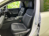運転席まわりまで見渡しやすく、前方を確認しながら落ち着いて座れる空間です。座面と背もたれには厚みがあり、黒を基調とした内装がすっきりとまとまっています。
