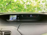 画面には駐車時の周囲確認映像が表示されています。停車中にテレビや映像を視聴できる画面も備わり、車内で過ごす時間の選択肢が広がります。見やすい位置に配置され、必要な情報も確認しやすいです。