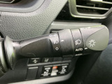 レバーには各種の表示がまとまり、運転席から必要な操作を確認しやすい配置です。手元で扱うスイッチ類の内容を把握しやすく、日常の運転をサポートします。