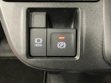 【電動パーキングブレーキ+オートブレーキホールド機能】 指先だけで簡単に操作が可能なパーキングブレーキ、スイッチを押すとブレーキペダルから足を離してもブレーキを保持できるオートブレーキホールド搭載。