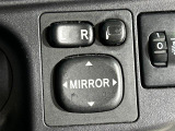 【電動格納ミラー】運転席のスイッチで、ドアミラーの開閉や角度の調整ができます。