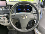 握りやすいステアリングで、正確な操作性を実現。運転の楽しさを高め、快適なドライビングをサポートします。
