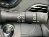 操作しやすいウインカーレバーで、スムーズな意思表示をサポートします。安全な車線変更や、周囲への注意喚起に役立ちます。