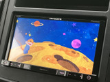 テレビ映像を楽しめるモニターを装備しています。停車中の休憩時間に映像を視聴でき、待ち時間を過ごす際にも便利。画面表示で車内の時間をゆったり楽しめます。