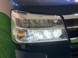 白く明るい光が夜間走行の安心感を高めます!LEDヘッドランプ(オートレベリング機能・LEDクリアランスランプ付)