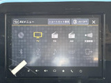 テレビやラジオ、Bluetoothなどの項目が並び、使いたいメディアを選びやすいメニュー画面です。タッチ操作で選択でき、音楽や交通情報など、日々の車内で便利に活用できます。
