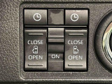 両側パワースライドドアウェルカムオープン機能 降車時にスイッチで予約しておけば、乗車時に電子カードキーを持ってクルマに近づくだけでパワースライドドアが自動でオープン♪