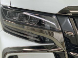明るく省電力なLEDヘッドライト、印象的なデザインが輝きを放ちます。