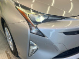 【LEDヘッドライト】悪天候や夜間走行時も良好な視界を確保し安心して運転できる高輝度LEDヘッドライトを装備!点灯速度が早く、消費電力も抑えられています。
