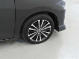 装着タイヤサイズは、175/55R15です。純正アルミホイールを装着しております。