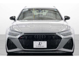 3Dハニカムタイプのシングルフレームグリルに、ブラックAudi ringsを組み合わせたフロントフェイス。RSバンパーの大型エアインテークと相まって、ひと目でRSとわかる迫力ある表情です。