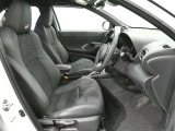 高いホールド性で運転姿勢が安定します。長距離ドライブでも疲れにくいのが魅力です。快適なドライビングライフをお送りください♪
