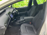 前席は座面の形状が体に沿い、運転席と助手席それぞれにゆったりと腰掛けられる印象です。前方の視界も確保しやすく、落ち着いた色合いの室内でくつろいでお過ごしいただけます。足元にも空間があります。