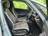 前席は視界が広く、運転席から前方や周囲を確認しやすいレイアウトです。落ち着いた色合いのシートと足元の空間が、毎日の乗り降りを心地よく支えます。
