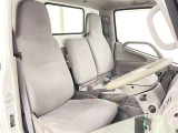 高いホールド性で運転姿勢が安定します。長距離ドライブでも疲れにくいのが魅力です。快適なドライビングライフをお送りください♪