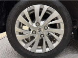 アルミホイール付き!「純正」なので車のデザインともマッチしています。お洒落は足元から。。。といいますから♪