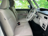 明るい色合いのシートが広がり、運転席から前方や左右を見渡しやすいレイアウトです。座面と背もたれにゆとりがあり、日々の移動も快適にお過ごしいただけます。