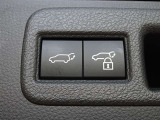 パワーバックドアを装備しています。バックドアを運転席からも開閉できます、便利ですよ。