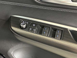 格納式リモコンドアミラーと、パワーウィンドウマスタースイッチです。車内の換気も運転席から簡単に行えます。