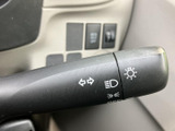 レバーには各種マークが記され、操作位置を確認しやすい仕様です。手元で必要な操作を行えるため、日常の移動時にも扱いやすく、運転をサポートします。