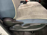 運転者の体格に合わせて運転席の座面の高さ調整ができるシートリフターが付いてます