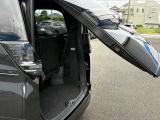 トランクドアは好きな角度で止めることが可能です!狭い駐車場などでの荷物の積み込みに大活躍です^^