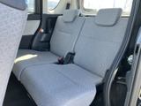 後席は左右に分かれた座席とヘッドレストを備え、同乗者がゆったり過ごしやすい空間です。窓から外も見やすく、明るい室内で快適にお乗りいただけます。