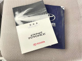 メンテナンスノート、取扱説明書です。 その車の整備記録が事細やかに記録されています。 車が生まれてから今までどのような道を歩んできたのか判るとても重要な物ですよ。