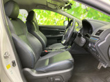 運転席と助手席にはゆとりを感じるシートが備わり、前方や周囲を見渡しやすい室内です。落ち着いた色合いでまとまり、乗り降りの際にもすっきりとした空間を感じていただけます。