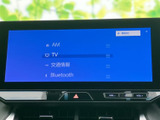 AMやテレビ、交通情報、Bluetoothなど、複数の音声・情報ソースが一覧で表示されています。選択肢を画面で把握しやすく、利用シーンに合わせて活用できます。