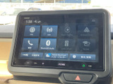 オーディオや電話、交通情報などのメニューが並び、必要な項目を画面から選べる構成です。地図表示だけでなく、日々の移動をサポートする情報確認にも活用できます。