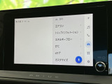 車両情報や各種メニューへ画面からアクセスでき、必要な項目を選びやすい構成です。ナビや音楽などの機能をまとめて扱え、日々の移動を便利にサポートします。