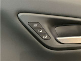 運転席ドアに運転席パワーシートのポジション設定して登録することでボタンを押すだけで登録したポジションに移動させてくれるメモリーボタンが付いています。
