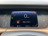 速度や燃料残量などの情報が中央の画面にまとまり、運転中も目線を大きく外さず確認しやすい配置です。表示がすっきり整理され、必要な情報を把握しやすくなっています。