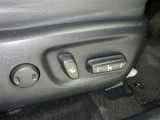 パワーシート搭載。微妙な調整が手軽にでき、ピッタリのポジションで運転することが可能です。