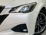 【LEDヘッドライト】悪天候や夜間走行時も良好な視界を確保し安心して運転できる高輝度LEDヘッドライトを装備!点灯速度が早く、消費電力も抑えられています。