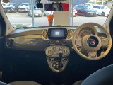 ボディ同色パネルを採用したFIAT500伝統のインパネデザイン。愛着の湧く室内空間を演出しています。